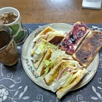 トーストサンドイッチ、チョコトースト、カシスジャムトースト、カットわかめ&フライドレッドオニオン&乾燥スライスにんにく入りタマネギスープ、麦茶(昼飯)| enarinさん