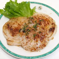 【フライパンで簡単🎯】とろっとろ！新玉ねぎのステーキビネガーバター醤油焼き😋|Falco*さん