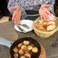 今日の晩ご飯@「ワイン 渡辺」in大須商店街さん④  小海老とマッシュルームのアヒージョ　焼きたてバゲット　（実況中継中）|なびさん