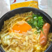 横須賀カレーラーメン炙りチーズソーセージ温玉乗っけ🍜