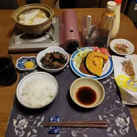 ご飯、湯豆腐鍋、コロッケ,薄切りかぼちゃの素揚げ、トマト,千切りキャベツ、なす味噌炒め、沢庵、コカ・コーラ、ビアードパパの作りたて工房のパイシュークリーム(夕飯)|enarinさん