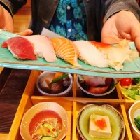 「宝善亭」さんの「旬小箱」のお寿司|はやとさん