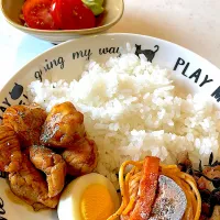 おっさんワンプレート　ひじき　パスタ　板東英二　スパイシー照り焼きチキン　サラダ　おにぎり|ひげおやじさん