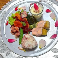 お友達が来てくれたので、食べれるバラを散りばめたバラ尽くしランチを作りました🌹|Seikoさん