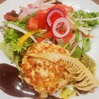 カダイフ、ピスタチオ、アボカドが入ったドバイ風チキンバーグ。焼き筍を添えて。サラダ。カレー風味のカリフラワーのポタージュ。|K's Lunchさん