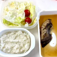 マースさんの料理赤ガレイの煮物と、野菜サラダです。|マースさん