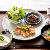 赤魚のソテー、ごぼうの甘辛揚げ、サラダ、油揚げと春キャベツの味噌汁、ご飯|caoさん