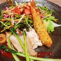 カツオのベーコンオイルポワレ、ミックスベリーソースで。&海老の香草パネフライ。マッシュポテトと焼き野菜、サラダ。　冷製サンジェルマン。|K's Lunchさん