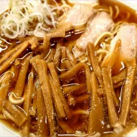 【1956年創業】 
中華そば 共楽 
竹の子そば (葱多め、1,050円) 
＋麺大盛 (50g、50円) 
＋生卵 (別椀、50円) 
@銀座2分、銀座一丁目、東銀座 
(JR東京駅から徒歩12分) 
26111
〈醤53塩21噌󠄀7タ4出11F4冷2チ3混3つ1担1沖1〉