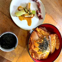 昼はカツ丼とネギサラダ| htさん