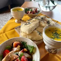 自家製簡単フォカッチャ　にんじんとかぼちゃのスープ|izunさん