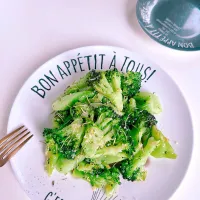 ブロッコリーのガーリック炒め🥦🧄|sakiさん