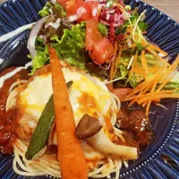 煮込みエッグバーグ、チーズ乗せ。パスタと共に。焼き野菜とサラダ。　コーンポタージュ。|K's Lunchさん