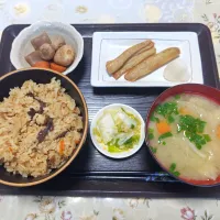 今日の朝ごはん（炊き込みご飯にフカの鉄干し、里芋と人参とこんにゃくの煮物、野菜のみそ汁、白菜漬）|Mars＠釜飯作り研究中さん