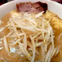 【二郎インスパイアの先駆店
用心棒の2号店として2010年開業】 
用心棒 本号 
ラーメン (1,050円) 
―麺半分 (150g、通常300g) 
―野菜少なめ
＋ニンニク普通 (無料) 
＋ショウガW (無料) 
＋ヅケアブラ少し (別椀、無料)
＋生たまご (別椀、90円)
@東大前2分 
26114
〈醤55塩21噌󠄀7タ4出11F4冷3チ3混3つ1担1沖1〉
