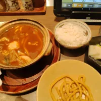 山本屋総本家味噌煮込みうどん(名古屋)　蓋でうどんをいただいた後は、味噌卵リゾットとしてご飯を蓋に移しながら、卵を溶いた汁をかけて、漬物と共いただきます。
