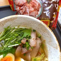 カルディのレンジでチャーシューで作ったチャーシュートッピングのラーメン🍜😋✨|てるみさん