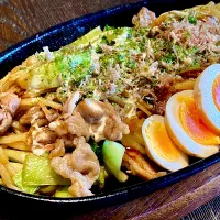 過日の麺好きランチ                                                 『鉄板焼きそば(即席味玉添えて)』