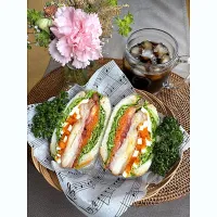 5/4❤︎照り焼きチキンたまごのわんぱくサンド🥪

＊ 照り焼きチキン
＊ 半熟たまご
＊ 春キャベツ.トマト.フリルレタス.人参ナムル|Makinsさん