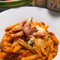 自家製トマトソースでペンネアラビアータと温野菜サラダ| マイキーさん