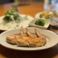 5/5の夕食　とり手羽焼とオニオンパクチーサラダ|yoneさん
