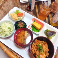 豚キムチ丼定食です✨息子の作った、バスクチーズケーキと卵焼も添えて🤗|rikako♪。.:＊さん
