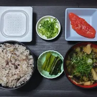 今日の朝ごはん（十五穀ごはんに辛子明太子、（納豆用の青ネギ）、ひきわり納豆、平茸とわかめのみそ汁、野沢菜漬）|Mars＠釜飯作り研究中さん