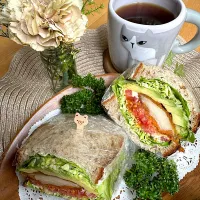 5/4❤︎アボカドフライドチキンのわんぱくサンド🥪

＊ フライドチキン🍗
＊ アボカド🥑
＊ 春キャベツ.トマト.フリルレタス| Makinsさん