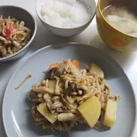 ☆夕飯☆鮭とキノコバター炒めジャガイモ入り、もやしナムル、ごはん、味噌汁|ｼｮｺﾗさん
