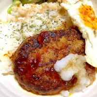 目玉焼きのせ大根おろしポン酢ソースのハンバーグとパセリご飯|Ayaさん