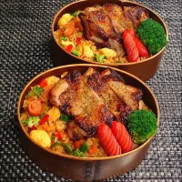 母とムスコのラブラブおソロ♪グリルチキン乗っけケチャップライス弁当| からあげビールさん