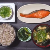 今日の朝ごはん（雑穀ごはんに焼鮭、ひきわり納豆、平茸とわかめのみそ汁、野沢菜漬）|Mars＠釜飯作り研究中さん