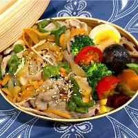 生姜焼き&（見えないけど）鶏ごぼうご飯🍱|まーくんの妻さん