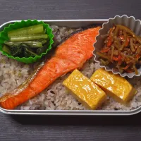 今日のお昼ごはんは、自家製弁当（雑穀ごはんに焼鮭など焼魚な弁当等）|Mars＠釜飯作り研究中さん
