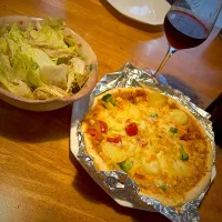 カレーと野菜のピザとレタスの胡麻サラダ|もえさん
