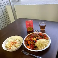 今日の晩ご飯@マンション・ベランダ　鯖缶と色々野菜のトマトカレー・クスクス添え、千切りキャベツ・エスニックドレッシング　カレーはMDHのフィッシュ・カリー・マサラをベースにカゴメ・トマトジュースをドバドバ入れて酸味を効かせて爽やかに仕上げました。キャベツのドレッシングはマヨネーズ、米酢、黒胡椒、ガラムマサラ、タバスコを混ぜてスパイシーに仕上げました。|なびさん