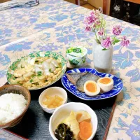 grandmaの晩ごはん☆ 今夜は新玉ねぎを1個➕豆腐ひとパックで中華炒めと
ニシン➕ゆで卵…昨日の煮物で頂きます|kaoriさん
