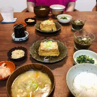 厚揚げ、もずく酢、納豆、のらぼう菜の胡麻和え、自家製ガリ、豚汁|タロッカ主夫見習いさん