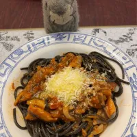 2026/5/7   ラオのトマトソースでイカ墨スパゲッティ、辛味イタリアンソーセージときのこ入り  Squid Ink Pasta with Spicy Sausage and Mushrooms| 21 Boys & 野鳥さん