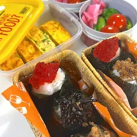 おむすび🍙弁当　筋子　キクラゲ佃煮　鰹昆布　ネギ入りだし巻き玉子　ブロッコリー🥦スナップエンドウ🫛🍅　紫玉ねぎマリネ🟣|まゆさん