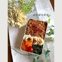 5/8❤︎主人の鶏そぼろ丼弁当🌱

＊ 鶏そぼろ
＊ 半熟たまご
＊ 人参ナムル
＊ ほうれん草の胡麻和え|Makinsさん