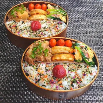 Snapdishの人気料理写真:母とムスコのラブラブおソロ♪じゃがいものそぼろ炒め弁当