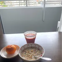 今日の朝ご飯@マンション　フルグラ＆ミルク、オレンジ、トマトジュース　トルコ産手むきオレンジ「マーゴット」は食べやすく、甘くて美味しくて、最高です。最近、ハマってます。|なびさん