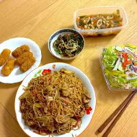ソース焼きそば、大豆と昆布と根菜の含め煮、ミニメンチカツ、ミニイカフライ、パプリカサラダ、レバニラ炒め。|くろーぶやんさん