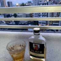 今日の晩酌@マンション・ベランダ　ブラックニッカ・オン・ザ・ロック　「桔梗屋」さんでもハッピーアワーのブラックニッカハイボールを一杯200円でガンガン飲むつもりだったのに金曜はハッピーアワー対象外ということで１杯しか飲みませんでした。それと生ビールと日本酒だけではち飲み足らず、コンビニでブラックニッカ300円を買って宅飲みです。|なびさん