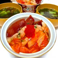 鰹と青森サーモンと甘海老の漬け丼|Sakuraさん