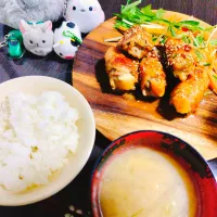 ごはん、大根と油揚げの味噌汁、お麩の肉巻き、ミックス野菜サラダ