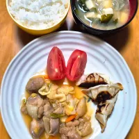 鶏肉とキャベツとにんじんの黒酢炒め、餃子、みそ汁|みさん