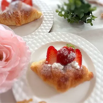Snapdishの人気料理写真:いっちゃんさんの料理 ringonamaさんの料理 苺🍓のクロワッサンサンド🥐🌸でお誕生日おめでとうございます🎂🎉