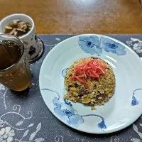 ビフテキにんにく炒飯、カットわかめ&フライドレッドオニオン入りたまねぎスープ、麦茶(昼飯)|enarinさん